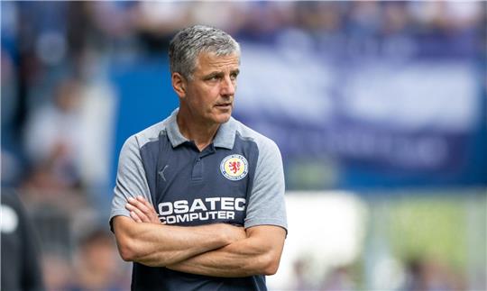 Braunschweigs Trainer Jens Härtel an der Seitenlinie.