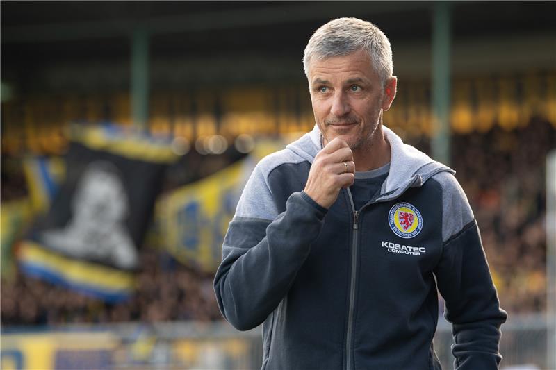100 Tage neue Saison: Die Jens-Härtel-Bilanz Braunschweigs Trainer Jens Härtel vor einem Spiel im Stadion. Foto: picture alliance/dpa | Swen Pförtner