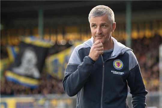 Braunschweigs Trainer Jens Härtel vor einem Spiel im Stadion. Foto: picture alliance/dpa | Swen Pförtner