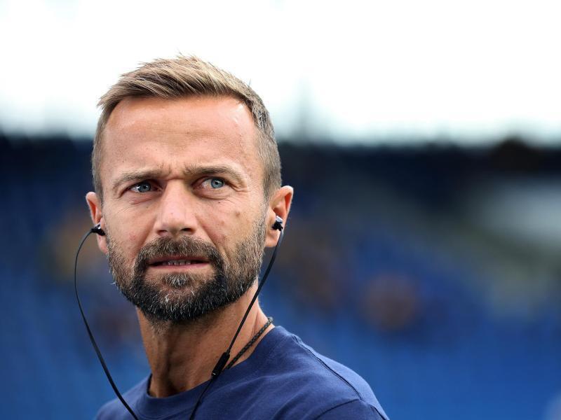 Braunschweigs Trainer Michael Schiele gibt ein Fernsehinterview. Foto: Ronny Hartmann/dpa