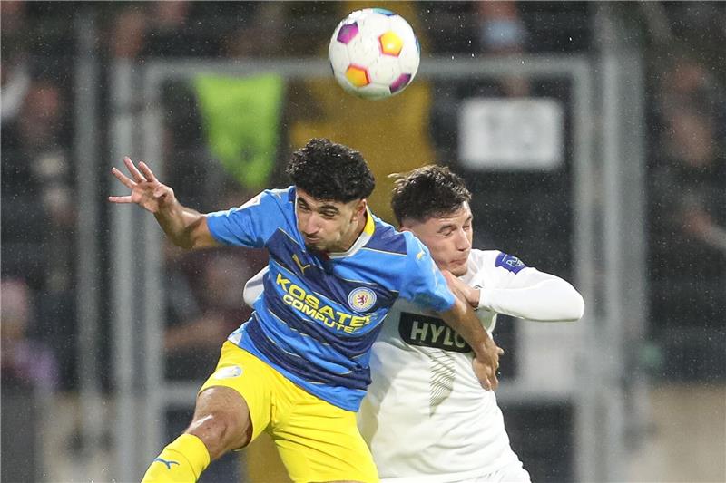 Schwache Braunschweiger verlieren auch in Elversberg Braunschweigs Youssef Amyn (l) und Elversbergs Hugo Vandermersch kämpfen um den Ball.