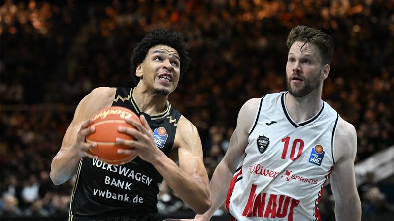 Braunschweigs bester Werfer Sananda Fru (l) im Duell mit Würzburgs Fabian Bleck.