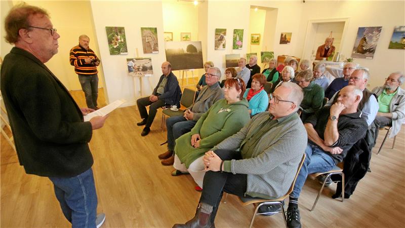 Braunschweigs ehemaliger Bezirksarchäologe Dr. Michael Geschwinde spricht zur Ausstellungseröffnung zum Thema „Vier Jahreszeite und zwölf Monate auf der Werla“.