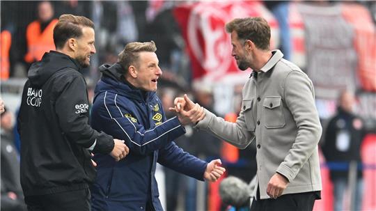 Braunschweigs neuer Trainer Lars Kornetka jubelt mit seinem Team.
