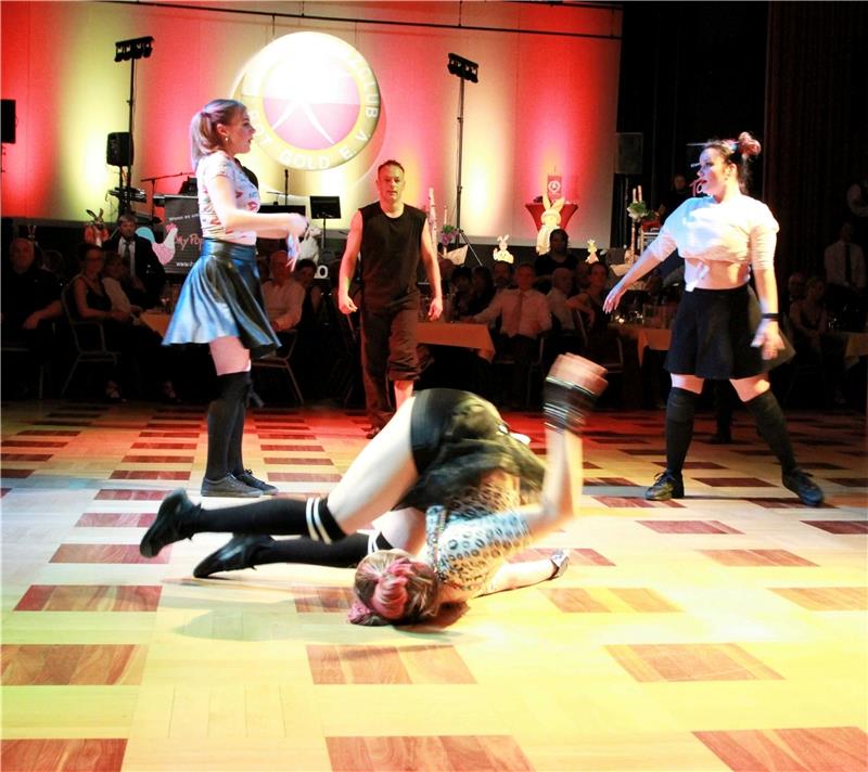 Tanzgala: Ein Abend voller „Ahs“ und „Ohs“ Breakdance: Mit Bewegungen, also Moves, wie Locking und Popping beispielsweise, ist die Gruppe „Circle Attack“ auf dem Parkett.