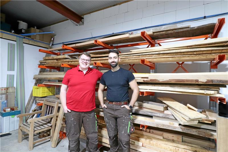 So wirkt sich der Fachkräftemangel im Handwerk aus Bredelems „Tischlerei Hochdrei“ ist seit dem Sommer vergangenen Jahres am Start. Bei ihnen dreht sich alles ums Holz und die mobile Inneneinrichtung. Der Fachkräftemangel treibt sie ebenfalls bereits um. Kommendes Jahr wollen Tim Langer und Kai Beushausen (v. li.) gemeinsam mit Niklas Pawelz (nicht im Foto) ihren ersten Auszubildenden einstellen. Foto: Jambrek