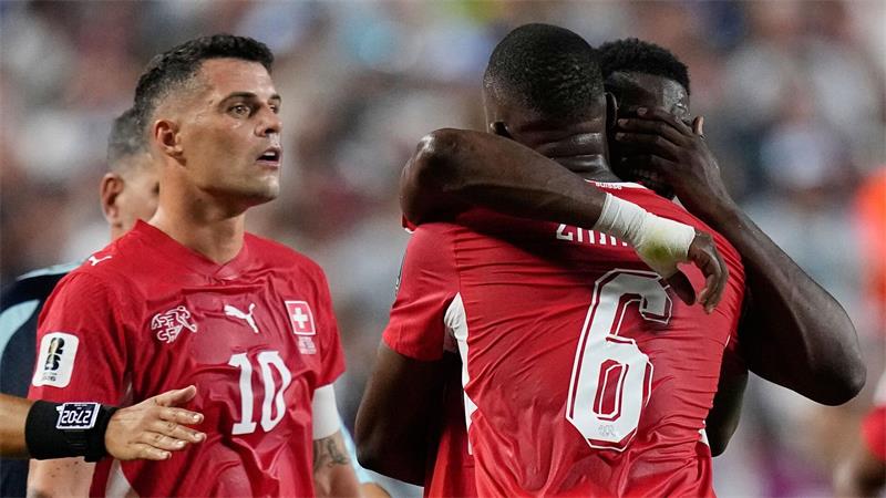 Breel Embolo musste nach seinem Platzverweis getröstet werden.