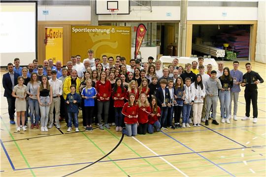 Breit aufgestellt: Die erfolgreichen Sportlerinnen und Sportler des Jahres posieren in der Goldenen Aue zum Gruppenbild. Fotos: Epping