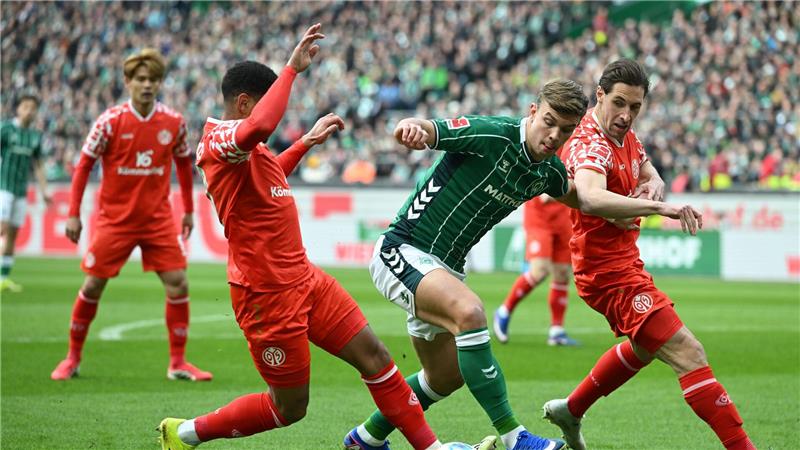 Bremen-Profi Keke Topp (M) hat sich eine schwerwiegende Verletzung zugezogen.