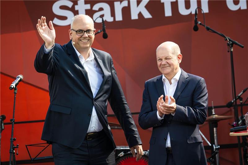 Land Bremen wählt am Sonntag neues Parlament Bremens Andreas Bovenschulte (l) erhält Wahlkampfunterstützung von Bundeskanzler Olaf Scholz.