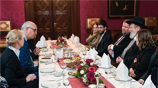 Bremens Bürgermeister Andreas Bovenschulte (links, SPD) im Gespräch mit dem Oberrabbiner des Staates Israel, Kalman Meir Ber (rechts).