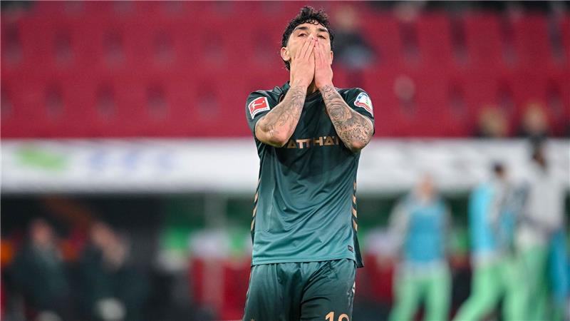 Bremens Cameron Puertas reagiert nach einer vergebenen Chance. Sein Schuss flog über das Augsburger Tor.