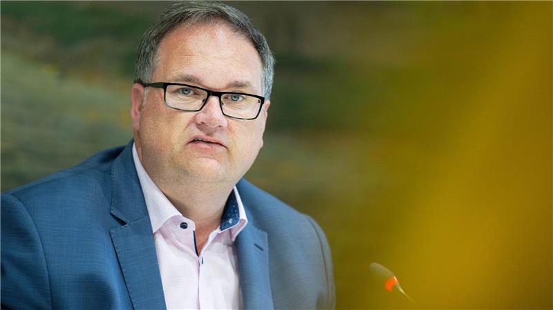 Bremens Finanzsenator Björn Fecker mahnt trotz prognostizierter Steuermehreinnahmen zur Haushaltsdisziplin. (Archivfoto) 