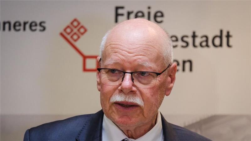 Mäurer-Vorschlag: Punktabzug für Pyro-Vergehen Bremens Innensenator Ulrich Mäurer (SPD) schlägt einen Punktabzug für Vereine vor, wenn deren Fans im Stadion Pyrotechnik abbrennen.