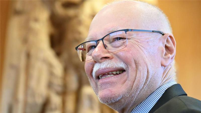 DFL verliert Dauerstreit um Polizeikosten bei Risikospielen Bremens Innensenator Ulrich Mäurer begrüßt die Entscheidung der Karlsruher Richterinnen und Richter.