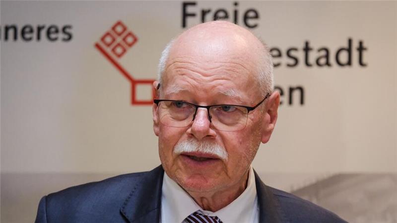 Bremen will Abschiebungen im Innenressort konzentrieren Bremens Innensenator Ulrich Mäurer erteilte Zurückweisungen an der Grenze eine Absage. (Archivbild)
