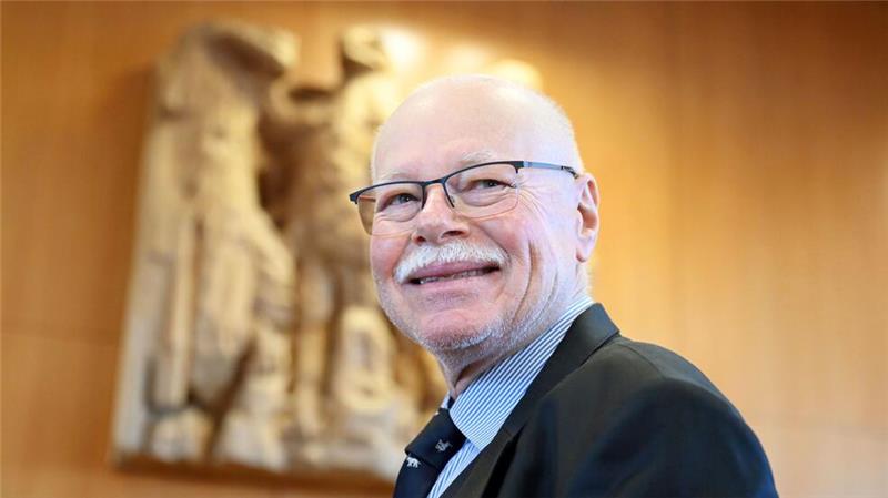 Bremens Innensenator wirbt nach DFL-Urteil für Fondslösung Bremens Innensenator Ulrich Mäurer hat sich im Polizeikosten-Streit gegen die DFL durchgesetzt.