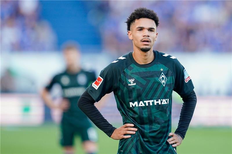 2:4 in Darmstadt: Werder verliert gegen nächsten Aufsteiger Bremens Justin Nijnmah steht nach dem Spiel gegen Darmstadt 98 auf dem Spielfeld.