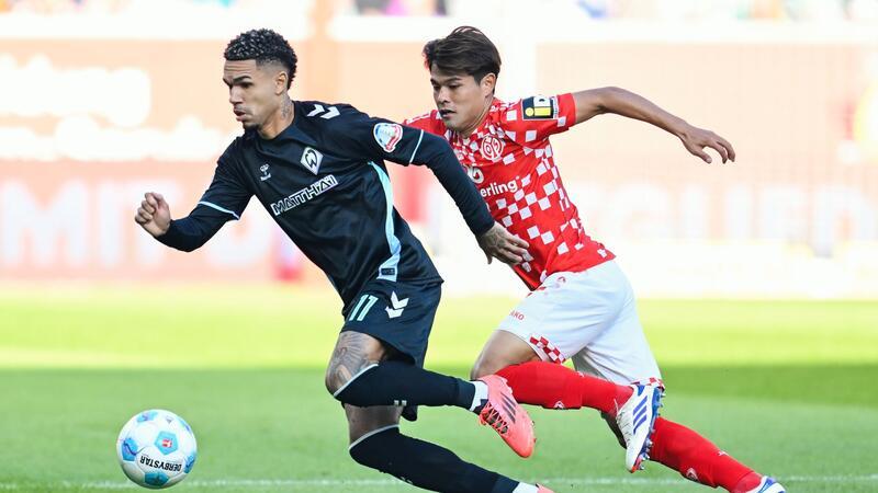 Trotz Überzahl und Klopp als Fan: Mainz unterliegt Bremen Bremens Justin Njinmah (l) holte erst den Elfmeter zum 1:0 heraus, musste dann aber früh ausgewechselt werden.