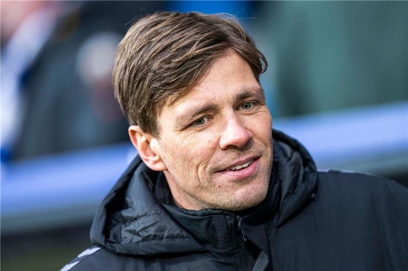 Bremens Leiter Profifußball Clemens Fritz betritt das Stadion.