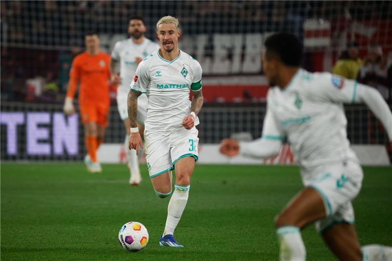 Bremens Marco Friedl am Ball.