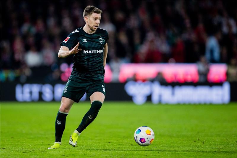 Bremens Mitchell Weiser am Ball.