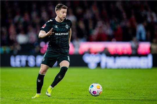 Bremens Mitchell Weiser am Ball.