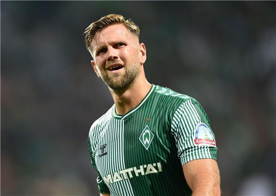 Bremens Niclas Füllkrug geht zur Halbzeit in die Kabine.