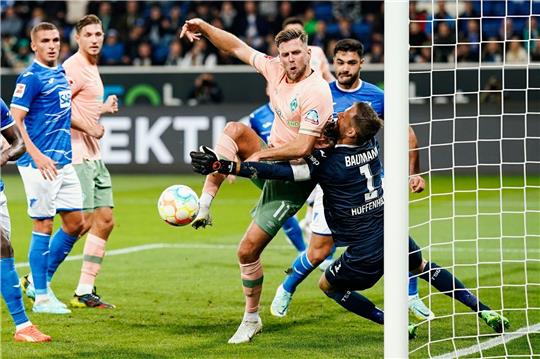 Bremens Niclas Füllkrug (l) scheitert an Hoffenheims Torwart Oliver Baumann.