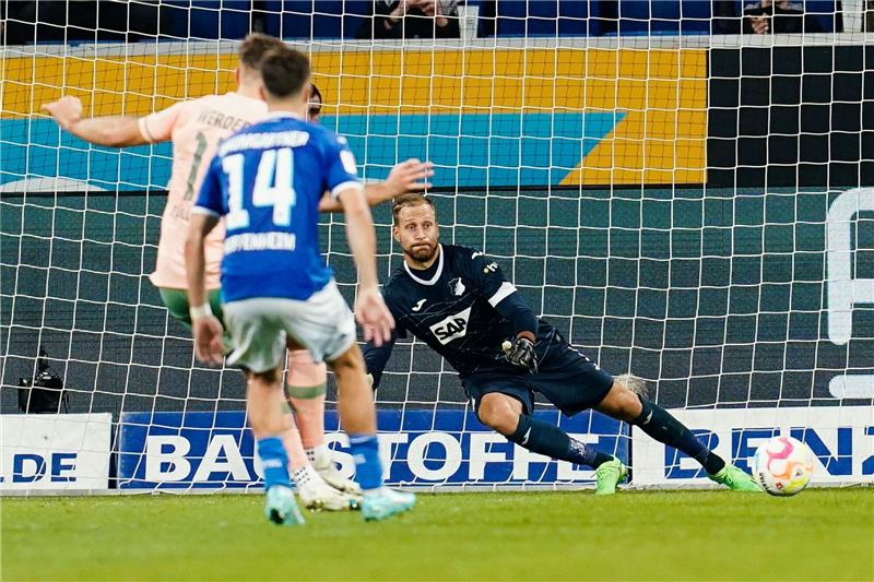 Füllkrug führt Bremen zum Sieg gegen Hoffenheim Bremens Niclas Füllkrug (l) schießt das Elfmetertor zum 1:2.