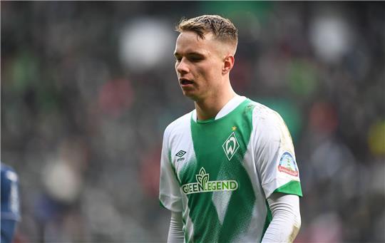 Bremens Niklas Schmidt geht in die Halbzeit.