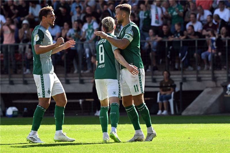 Bremens Niklas Stark (l-r), Mitchell Weiser und Niclas Füllkrug bejubeln das Tor zum 1:2.