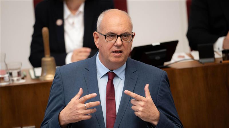 Bremens Regierungschef Andreas Bovenschulte (SPD), setzt auf die Erfahrung und die Kompetenz von Mark Rackles, der neuer Bildungssenator in Bremen ist. 