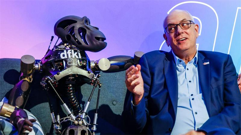 Bremens Regierungschef besucht einen Stand des Deutschen Forschungszentrums für Künstliche Intelligenz. 