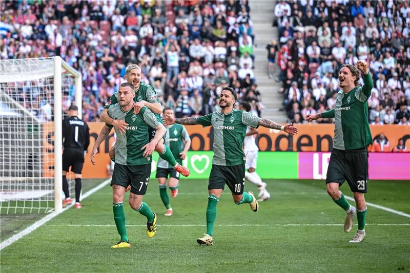 Bremens Romano Schmid, Bremens Leonardo Bittencourt und Bremens Nick Woltemade (l-r) jubeln nach dem 0:2.