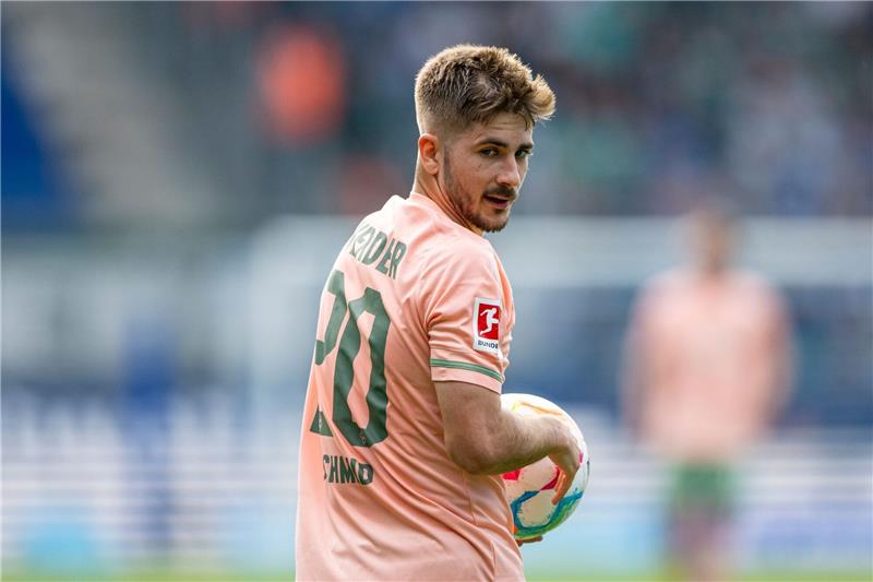 Werders Romano Schmid in Österreichs Nations-League-Kader Bremens Romano Schmid hält den Ball in der Hand.