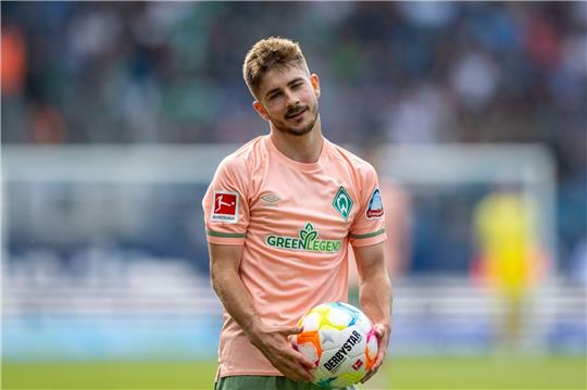 Bremens Romano Schmid schaut enttäuscht und hält den Ball in der Hand.