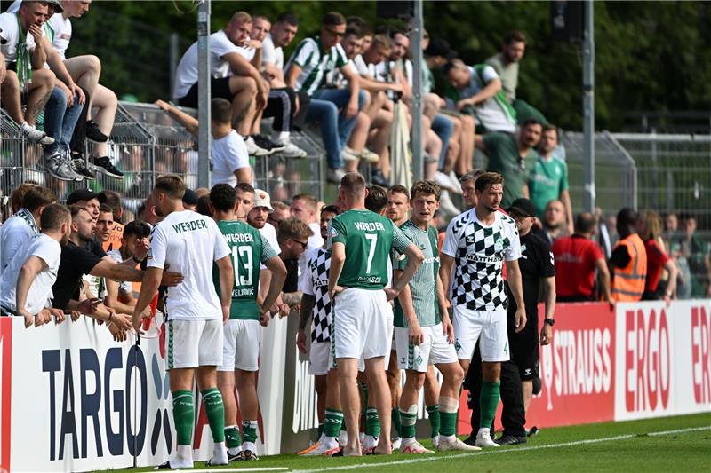 Bremens Spieler reden nach dem Spiel mit den Fans.