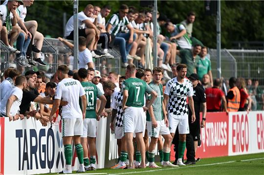 Bremens Spieler reden nach dem Spiel mit den Fans.