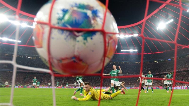 Bilder des Tages Bremens Torhüter Karl Hein kann den Treffer zum 2:0 durch Münchens Kane nicht halten.