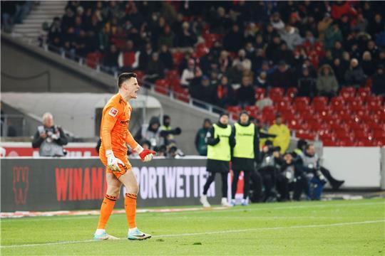 Bremens Torwart Michael Zetterer feuert seine Mannschaft an.