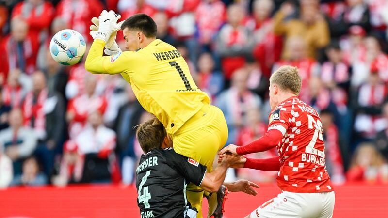 Trotz Überzahl und Klopp als Fan: Mainz unterliegt Bremen Bremens Torwart Michael Zetterer leitete das 1:1 der Mainzer mit einem Fehler ein.
