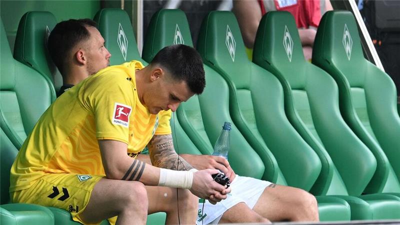 „Nicht jede Woche gegen Bayern“: Werder hakt Klatsche ab Bremens Torwart Michael Zetterer musste gegen die Bayern fünfmal hinter sich greifen.