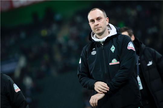 Bremens Trainer Ole Werner blickt vor einer Partie in die Runde.