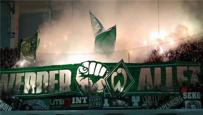 25.000 Euro Geldstrafe für Werder Bremen wegen Pyro-Vergehen Bremer Fans zünden Pyrotechnik.