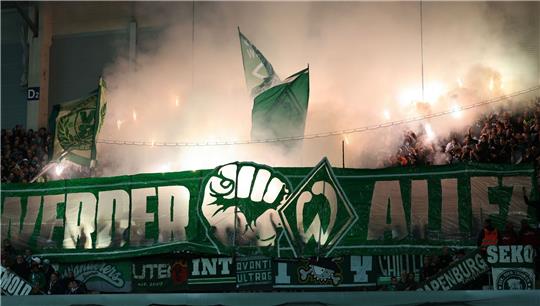 Bremer Fans zünden Pyrotechnik.