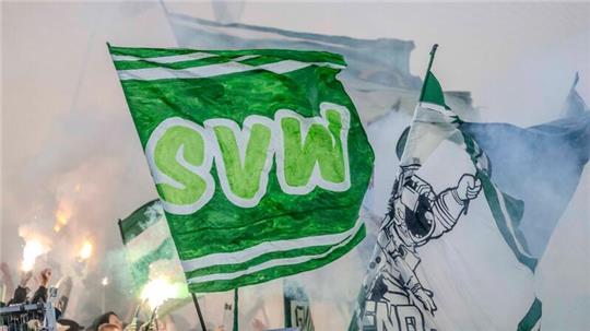 Bremer Fans zünden Pyrotechnik. Der DFB hat Werder mit einer hohen Geldstrafe belegt.