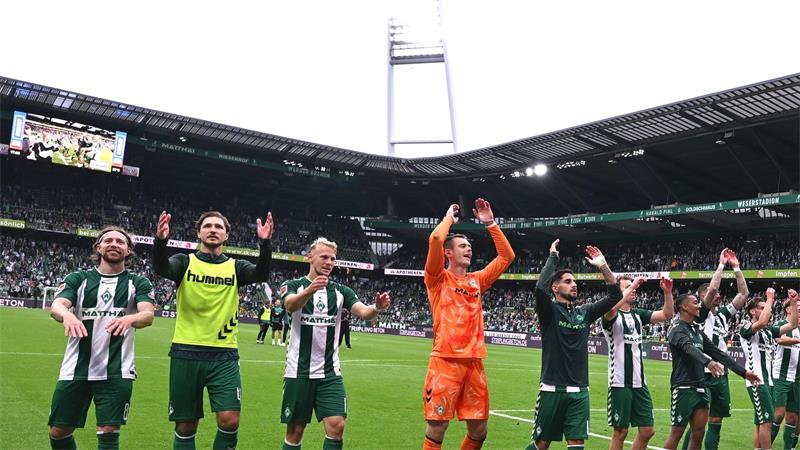 Der Werder-Wahnsinn: Weiser trifft nach 14 Monaten Pause Bremer Jubel nach dem 3:2-Sieg gegen den FC Augsburg.