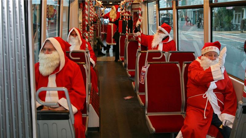 Bremer Weihnachtsmänner fahren eine erste Runde mit der Weihnachtsbahn zum Rathaus.
