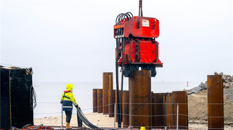 Bremerhaven soll sein Wahrzeichen zurückbekommen - die Bauarbeiten für eine neue Nordmole haben begonnen.  